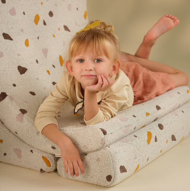 Sillón infantil tejido terrazo Luna con acabado blanco, tejido en ambiente de estilo nórdico