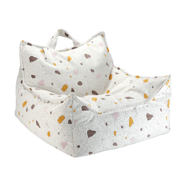 Sofá Puf Infantil Sugar Terrazo con acabado blanco en ambiente de estilo nórdico