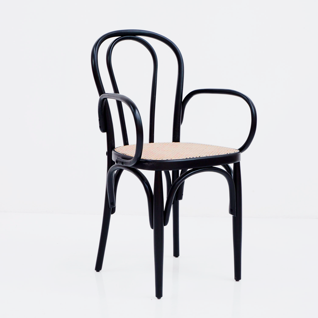 Vista lateral Sillón Villalonga Nº14 de Madera Lacada Negro y Rejilla con Reposabrazos Sillería y Curvados Slowdeco