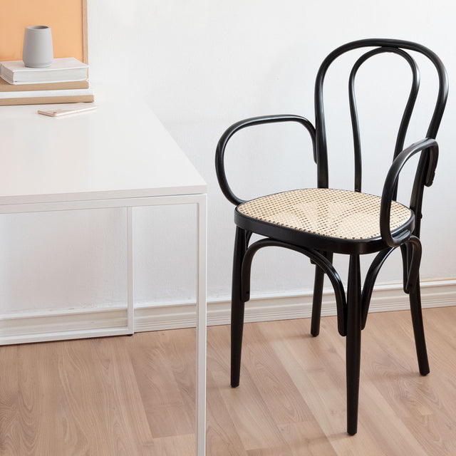 Vista lateral Sillón Villalonga Nº14 de Madera Lacada Negro y Rejilla con Reposabrazos comedor Sillería y Curvados Slowdeco