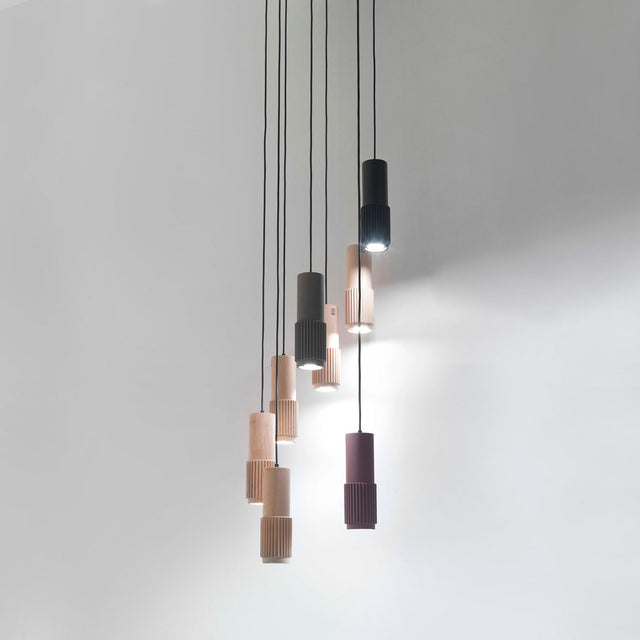 Mueble de diseño en madera natural en espacio de estilo nórdico