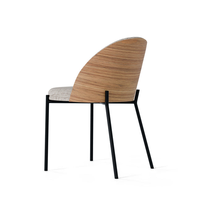 Silla Tapizada Casandra Taupe en ambiente de estilo nórdico
