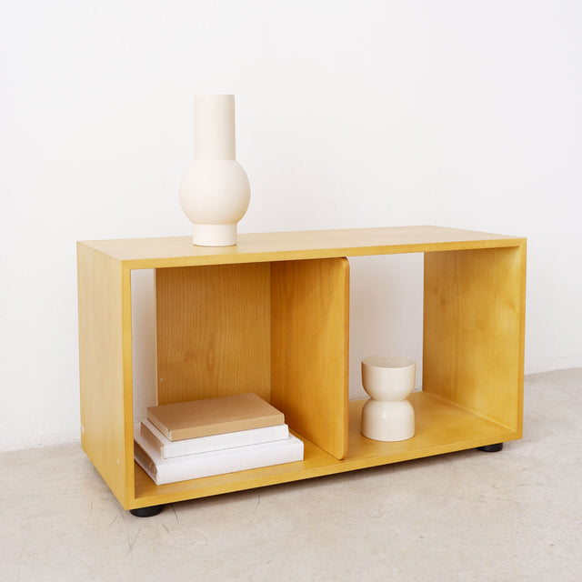 Estantería de madera natural en espacio minimalista de estilo nórdico