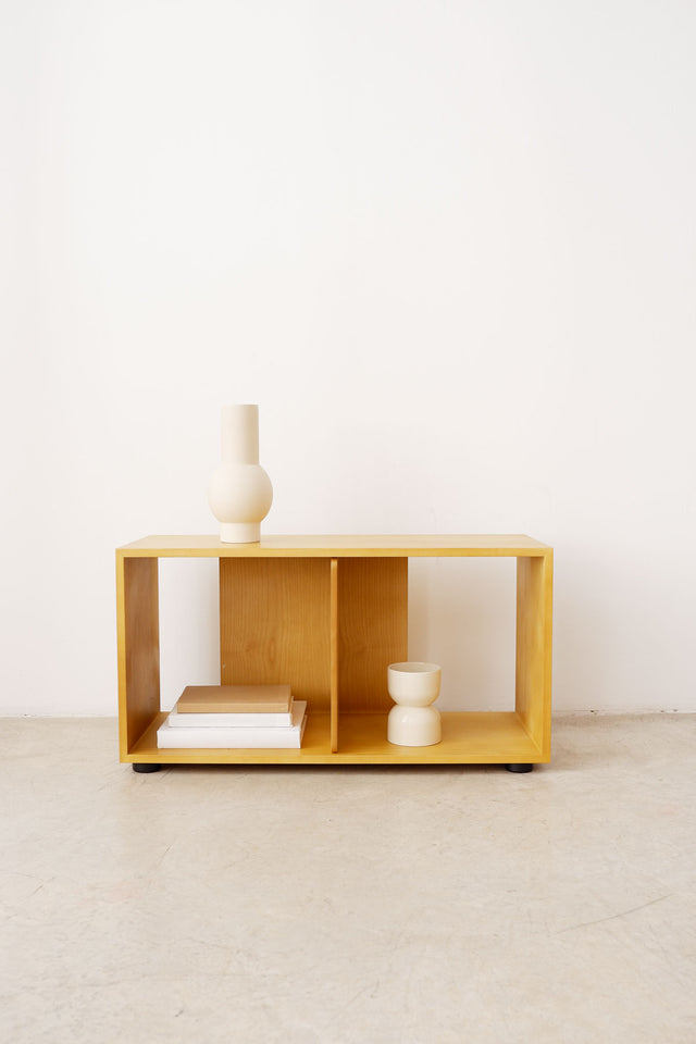 Mueble de diseño en madera natural en espacio de estilo nórdico