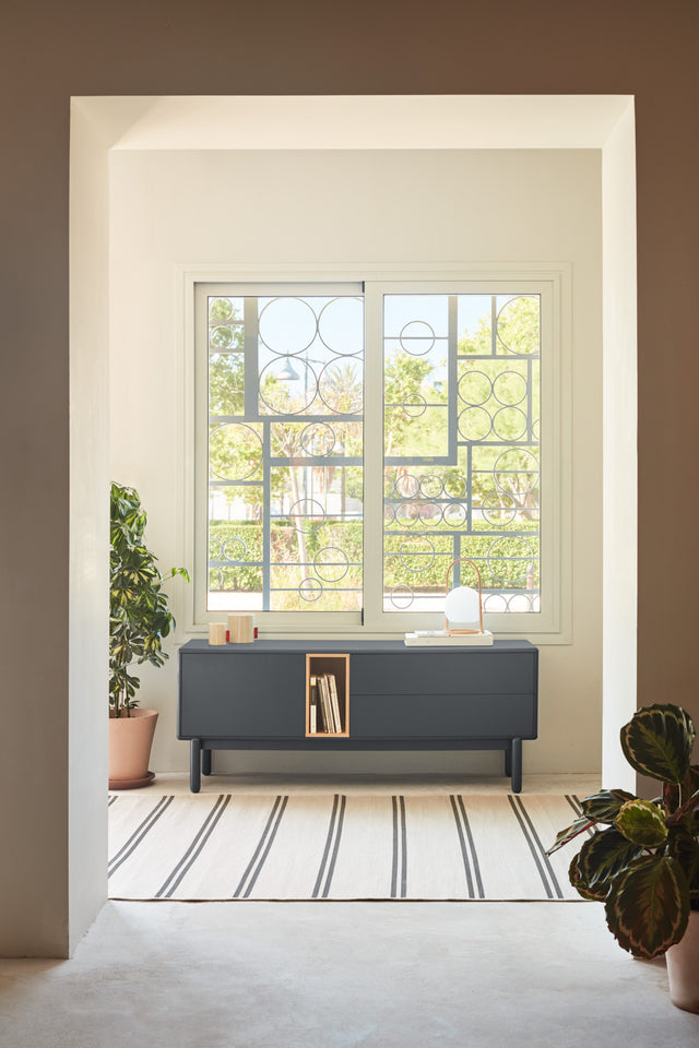 Mueble TV Corvo 140 Gris Antracita con acabado gris vista principal de estilo nórdico