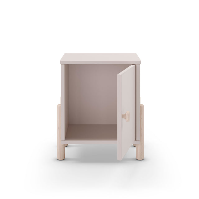 Mesita de Noche Infantil Lily 30 Crema & Pino con acabado crema en ambiente de estilo nórdico