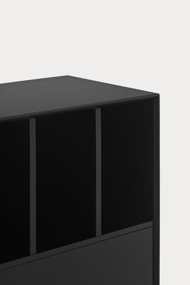 Aparador Platt 166 Negro con acabado negro en ambiente de estilo nórdico