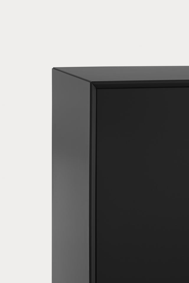 Aparador Platt 166 Negro con acabado negro en ambiente de estilo nórdico