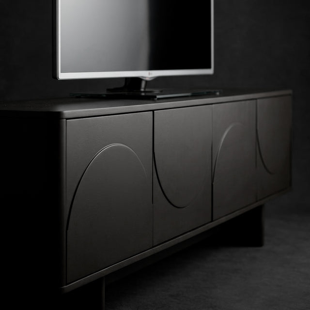 Mueble TV Solei 180 cm Negro, en ambiente de salón desde otro ángulo