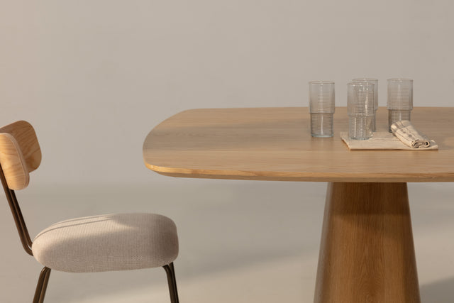 Mesa de comedor cuadrada Etel 120 cm Roble, en ambiente de comedor desde otro ángulo