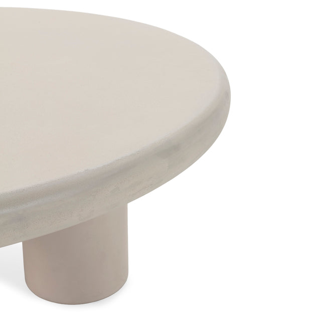 Mesa de centro redonda Iriel 80 cm Tres patas crema efecto cemento, vista lateral derecha desde otro ángulo