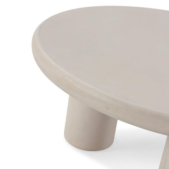 Mesa de centro redonda Iriel 80 cm Tres patas crema efecto cemento, vista lateral derecha desde otro ángulo