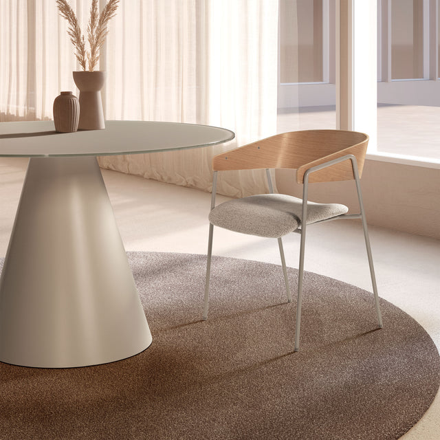 Silla de comedor Cora Beige y respaldo de roble y patas metálicas grises 2, en ambiente de comedor