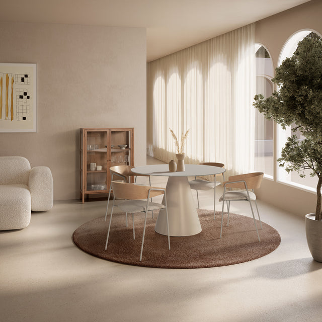 Silla de comedor Cora Beige y respaldo de roble y patas metálicas grises 2, en ambiente de comedor desde otro ángulo