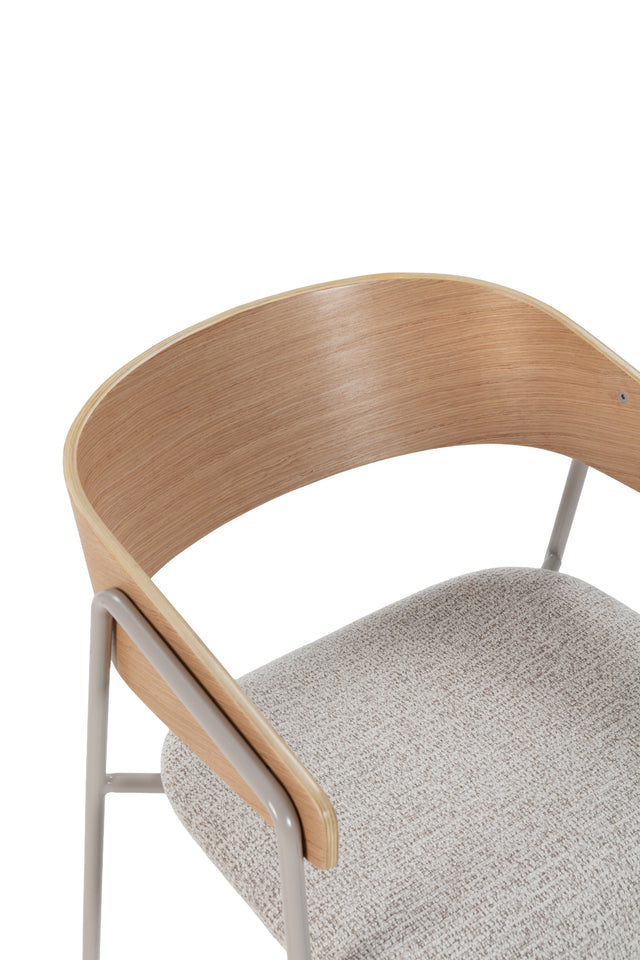Silla de comedor Cora Beige y respaldo de roble y patas metálicas grises 2, vista lateral derecha desde otro ángulo