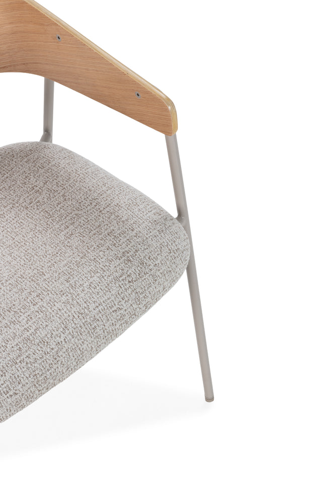 Silla de comedor Cora Beige y respaldo de roble y patas metálicas grises 2, vista lateral derecha