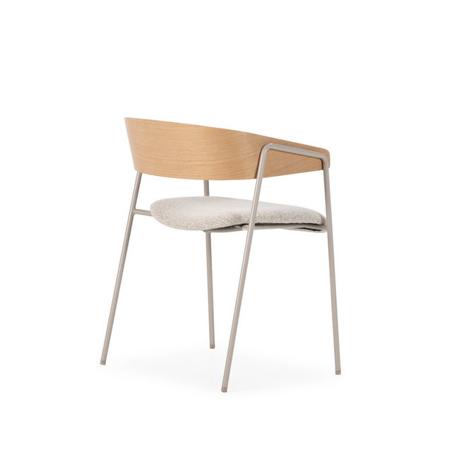 Silla de comedor Cora Beige y respaldo de roble y patas metálicas grises 2, detalle del diseño