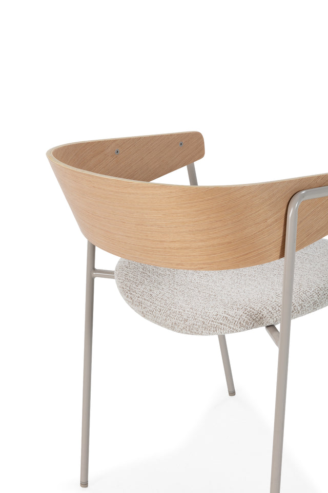 Silla de comedor Cora Beige y respaldo de roble y patas metálicas grises 2, detalle del diseño desde otro ángulo