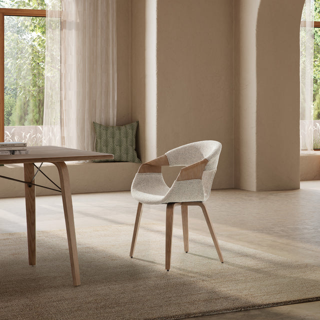 Silla de comedor Elif Beige y roble lavado, en ambiente de comedor