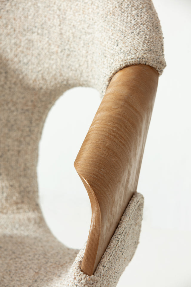 Silla de comedor Elif Beige y roble lavado, vista lateral derecha desde otro ángulo