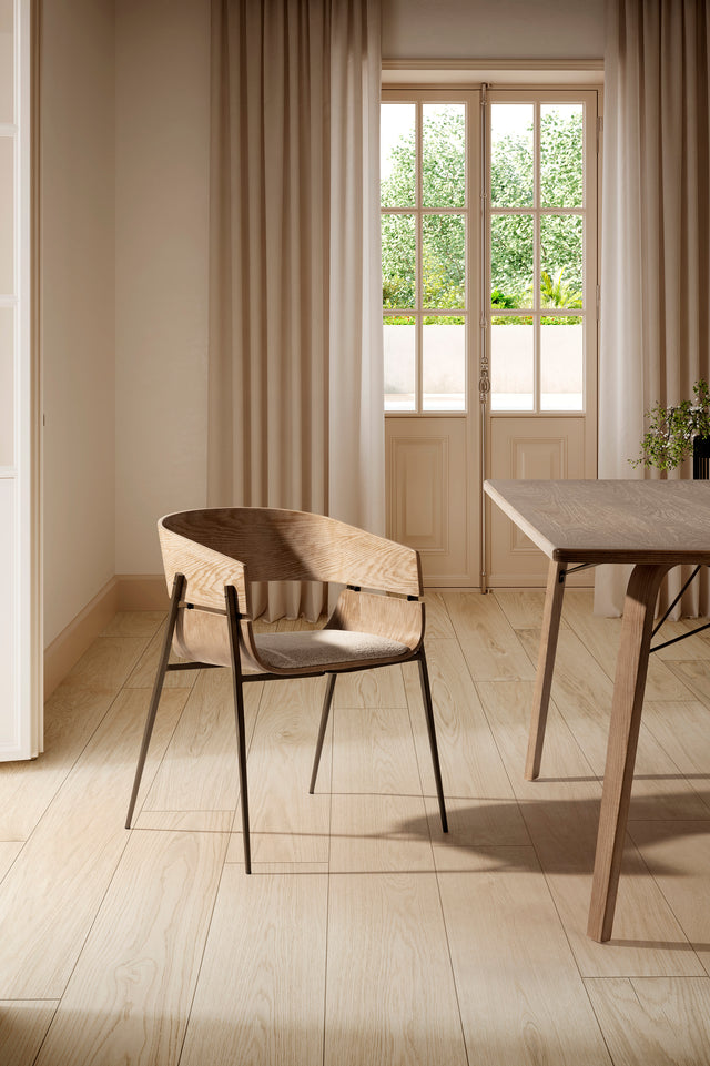 Silla de comedor Naia Beige y roble lavado y patas metálicas, en ambiente de comedor