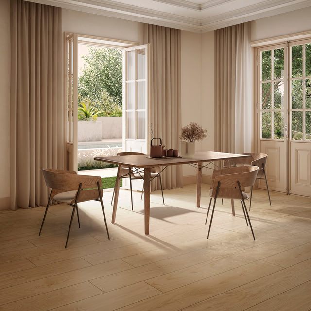 Silla de comedor Naia Beige y roble lavado y patas metálicas, en ambiente de comedor desde otro ángulo