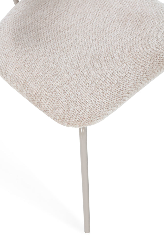 Silla de comedor Olimpia Beige y roble y patas metálicas grises, vista lateral derecha desde otro ángulo