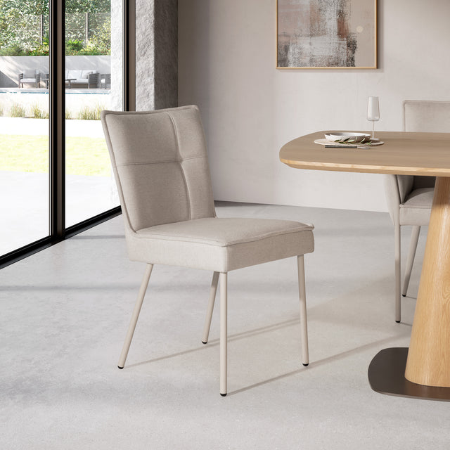 Silla de comedor Vesta Crema y patas crema, en ambiente de comedor