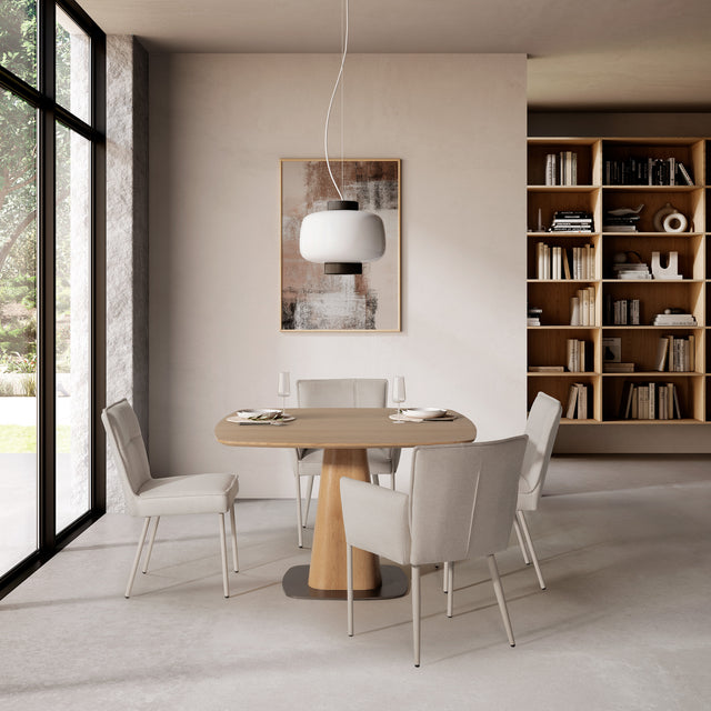 Silla de comedor Vesta Crema y patas crema, en ambiente de comedor desde otro ángulo