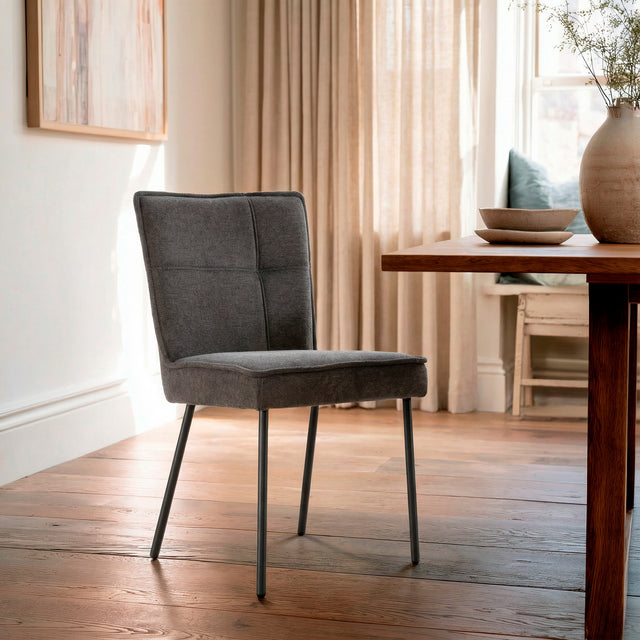 Silla de comedor Vesta Gris oscuro, en ambiente de comedor
