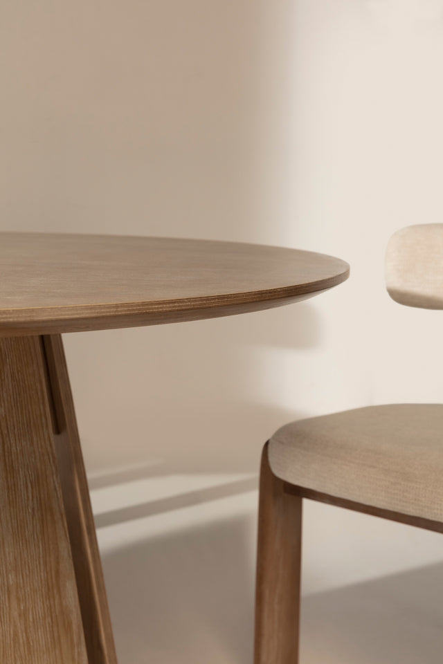 Mesa de comedor redonda Zuri 120 cm Roble lavado, vista lateral derecha desde otro ángulo