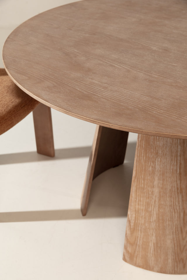 Mesa de comedor redonda Zuri 120 cm Roble lavado, vista lateral derecha desde otro ángulo