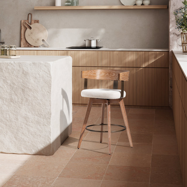 Taburete giratorio Ilia Beige y roble lavado, en ambiente de comedor