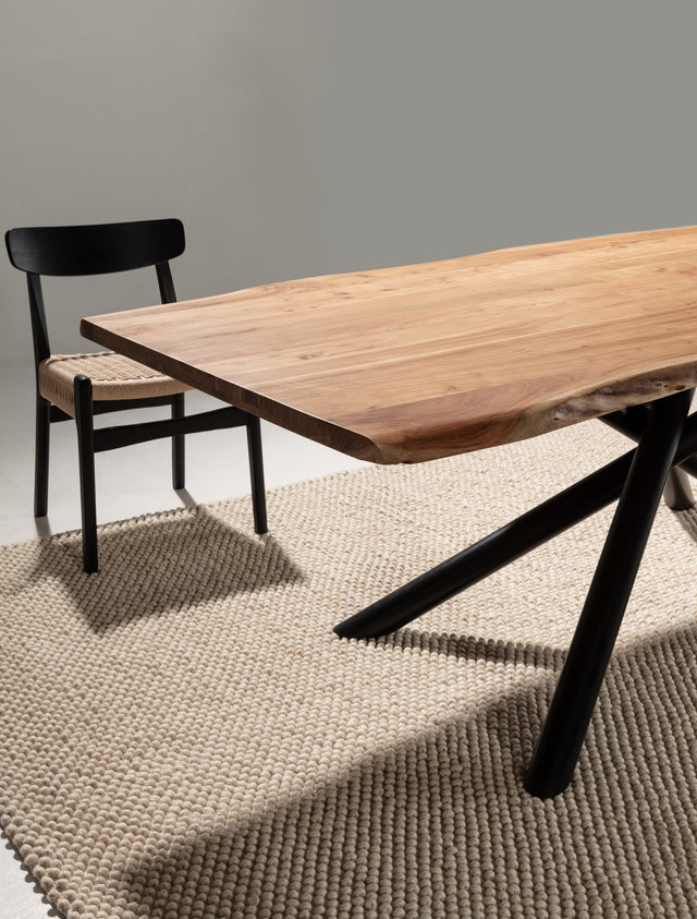 Mesa de comedor rectangular Anuri 220 cm Acacia patas metálicas, vista lateral derecha desde otro ángulo