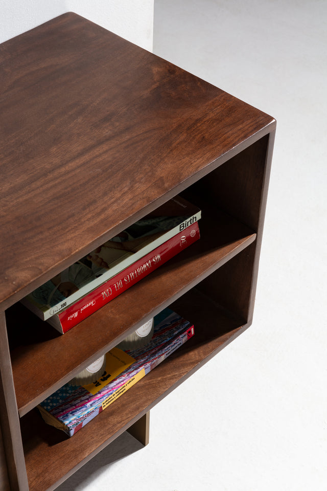 Mueble TV Trisha 145 cm Marron oscuro, vista lateral derecha desde otro ángulo