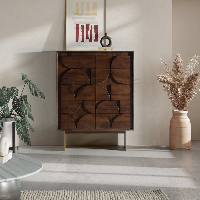 Mueble auxiliar alto Trisha 90 cm Marron oscuro, en ambiente de salón