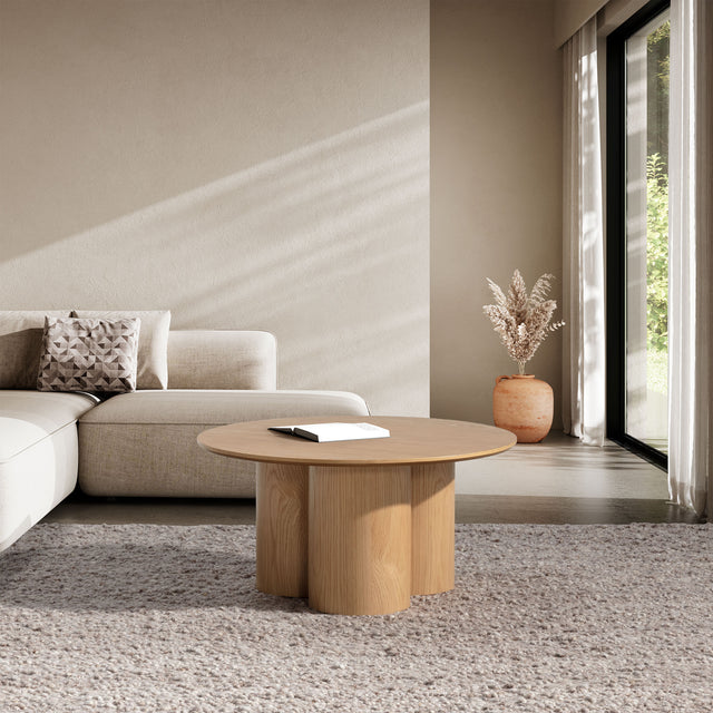 Mesa de centro redonda Lua 80 cm Roble, en ambiente de salón desde otro ángulo
