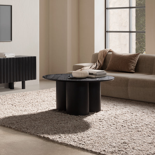 Mesa de centro redonda Lua 80 cm Negro, en ambiente de salón desde otro ángulo