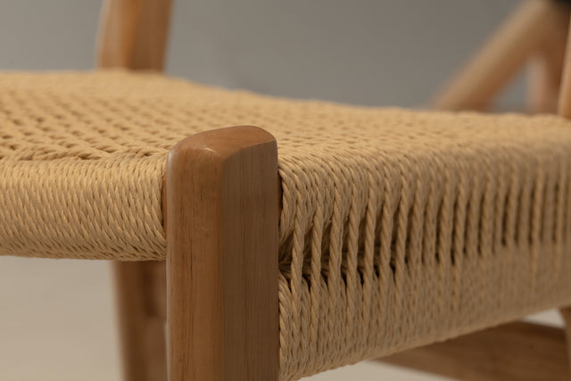 Silla de comedor Biel Roble, vista lateral derecha desde otro ángulo