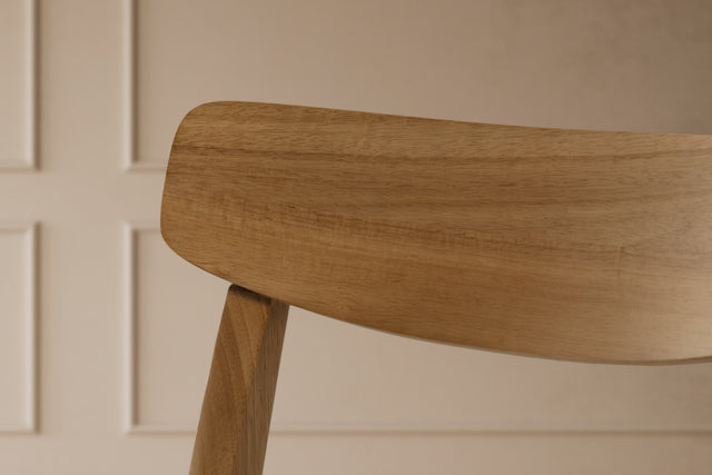 Silla de comedor Biel Roble, vista lateral derecha desde otro ángulo