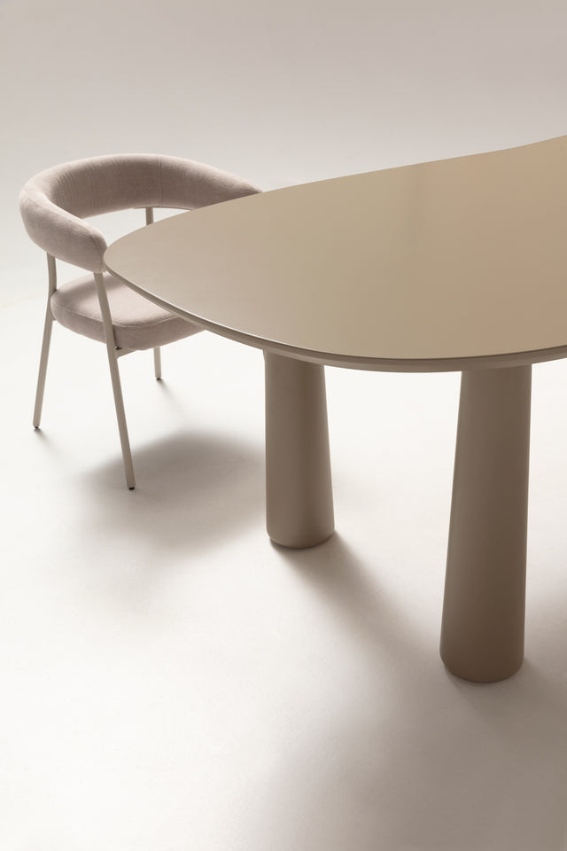 Mesa de comedor Nahia 220 cm Arena, vista lateral derecha desde otro ángulo