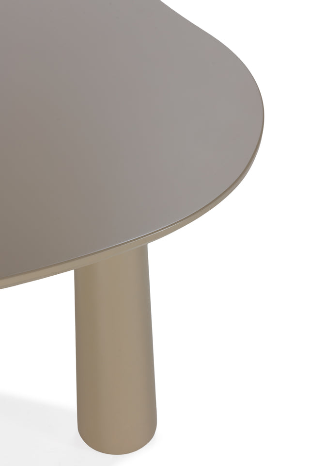 Mesa de comedor Nahia 220 cm Arena, vista lateral derecha desde otro ángulo