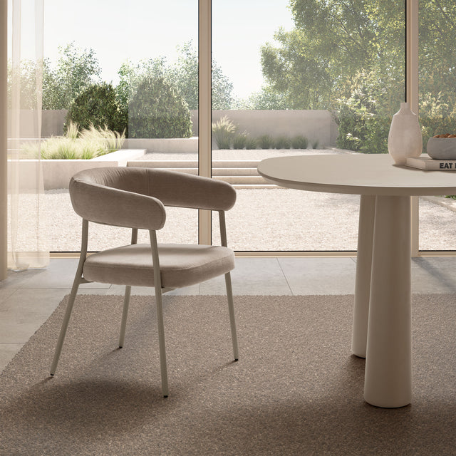 Silla de comedor Yuri Beige y patas crema, en ambiente de comedor