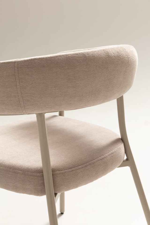 Silla de comedor Yuri Beige y patas crema, vista lateral derecha desde otro ángulo