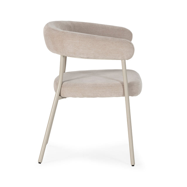 Silla de comedor Yuri Beige y patas crema, vista lateral izquierda desde otro ángulo