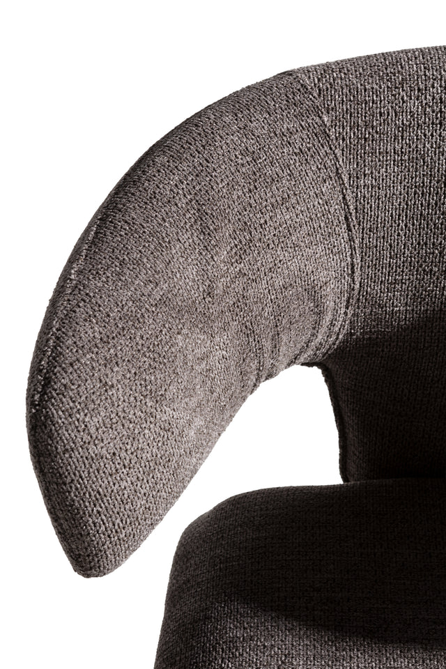Silla de comedor Maca Gris oscuro y patas tapizadas, vista lateral derecha desde otro ángulo