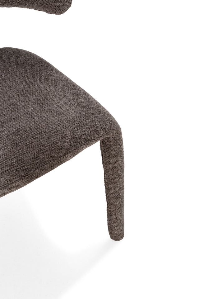 Silla de comedor Maca Gris oscuro y patas tapizadas, vista lateral derecha desde otro ángulo