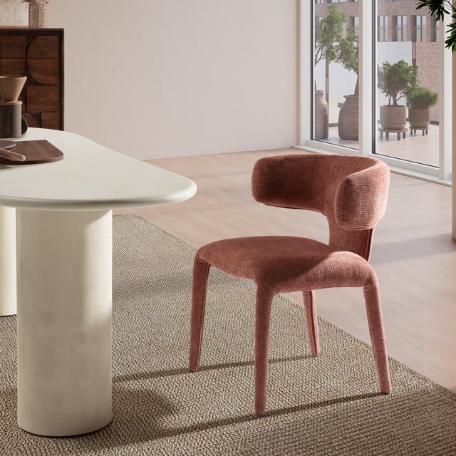 Silla de comedor Maca Terracota y patas tapizadas, en ambiente de comedor