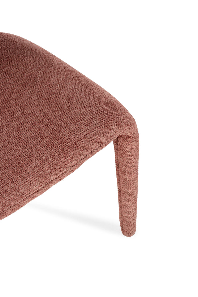 Silla de comedor Maca Terracota y patas tapizadas, vista lateral derecha desde otro ángulo