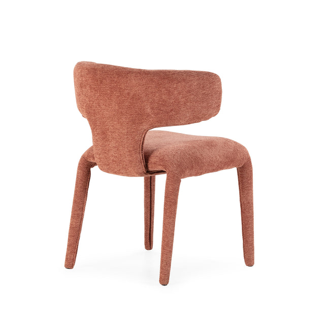 Silla de comedor Maca Terracota y patas tapizadas, detalle del diseño desde otro ángulo